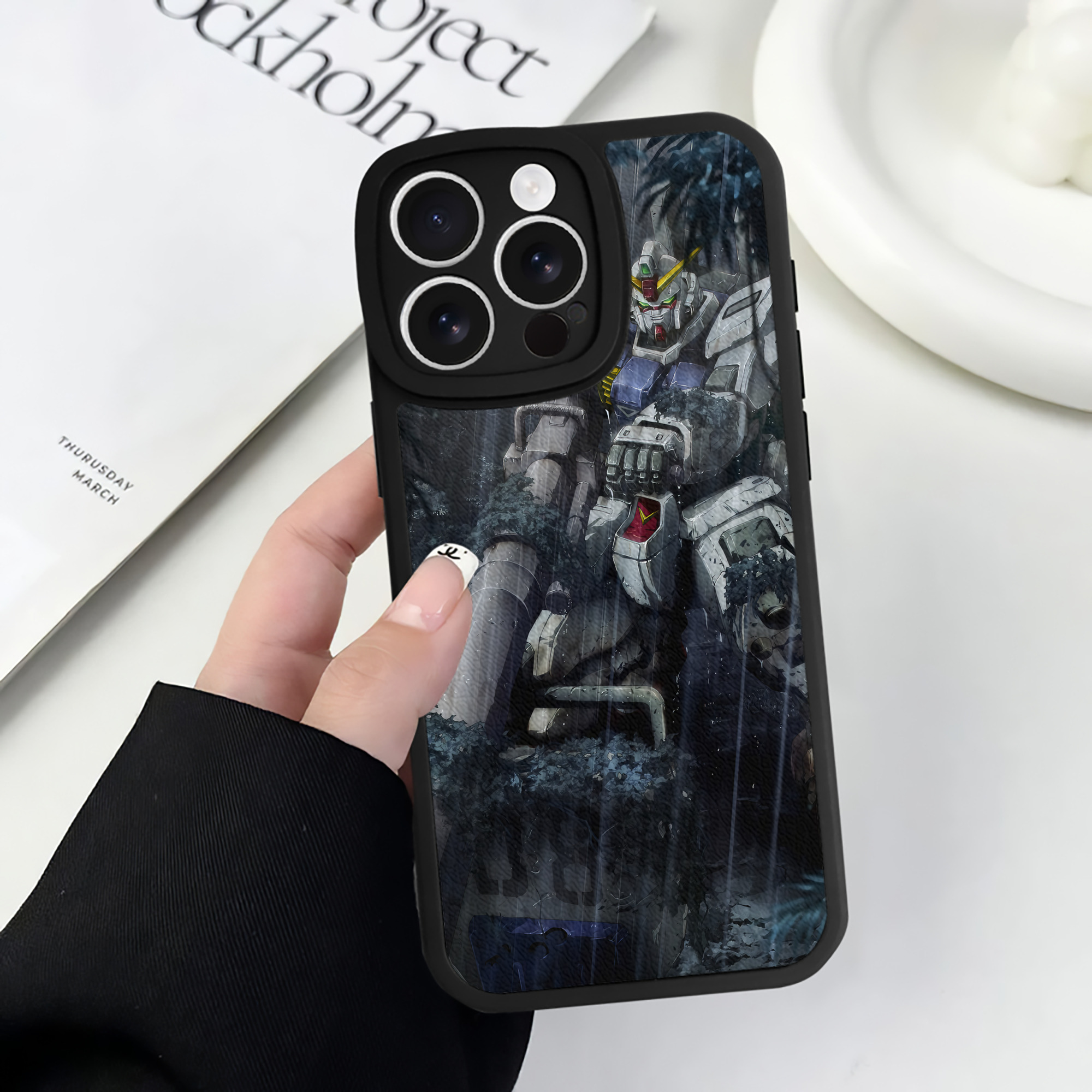 （画像用） 機動戦士ガンダム Mobile Suit Gundam 【iPhone 16シリーズ対応】シリコンスマホケース（レザー調） 材質：シリコン